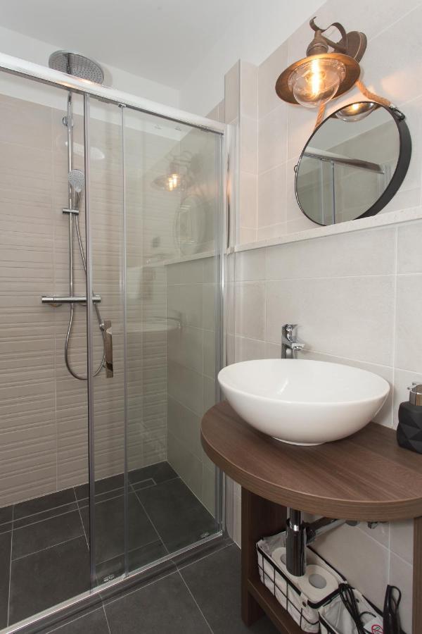 Amaizing Apartment Near Airport Каштель-Штафилич Экстерьер фото