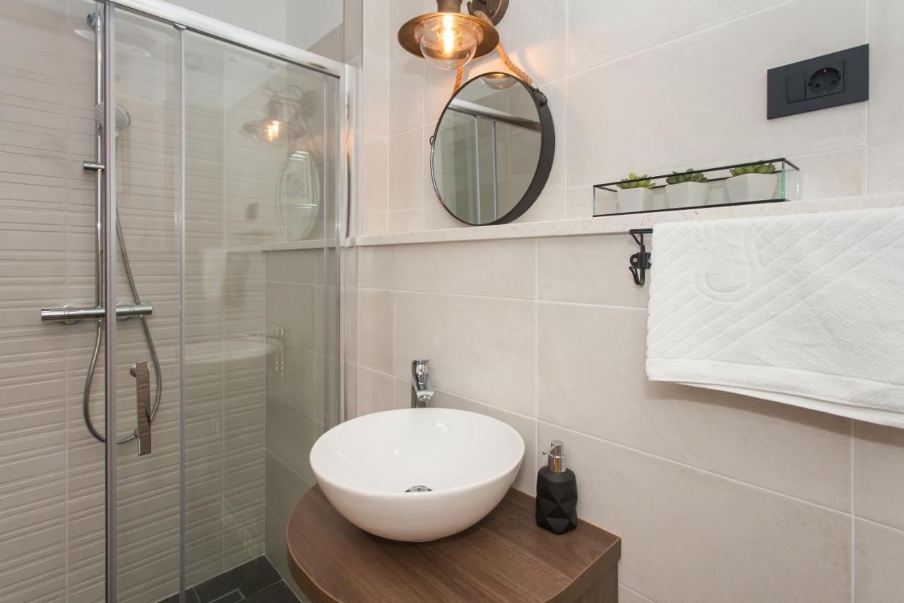 Amaizing Apartment Near Airport Каштель-Штафилич Экстерьер фото